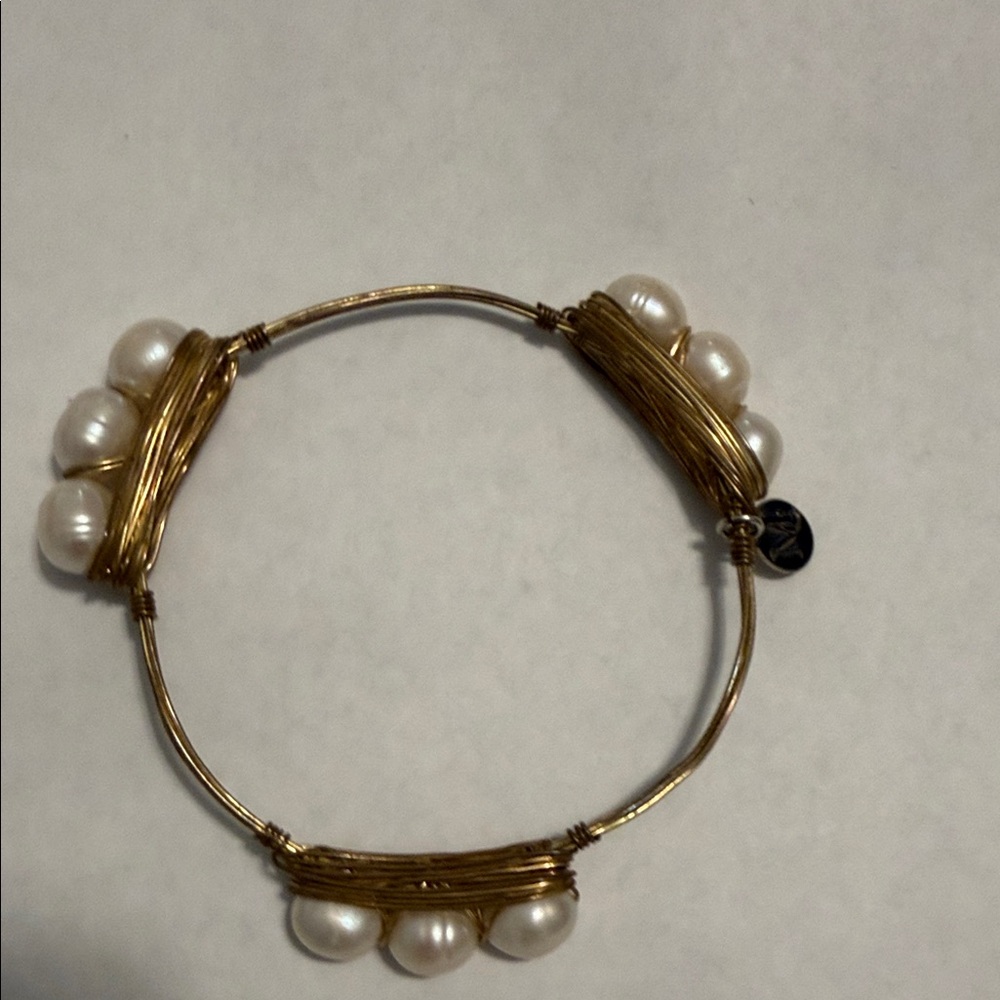 Brass wire & pearl bangle bracelet.Approx. 3” in diameter. Good-very good.